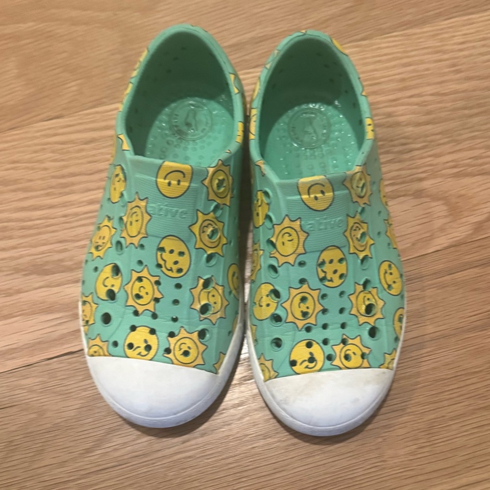 Native toddler shoes, size C10